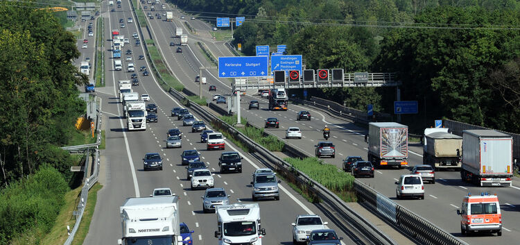 Die Autobahn zwischen Wendlingen und Esslingen soll schon 2019 einen lärmmindernden Belag erhalten.Foto: Andreas Kaier