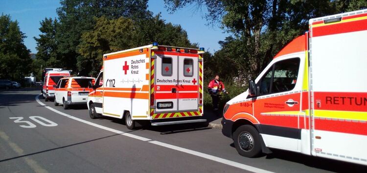 Am Donnerstagmorgen gegen halb 9 kam es in der Hans-Moehrle-Strasse in Nuertingen zu einem Unfall mit einem Schulbus. Der Rettun