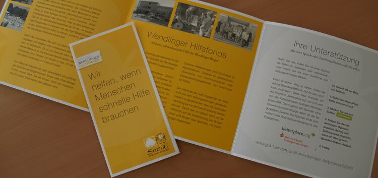 Informationen erhalten Hilfesuchende und Spender im Flyer und in der Broschüre des „Wendlinger Hilfsfonds“.Foto: Gaby Kiedaisch
