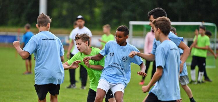 Mit den Sommerferien vor Augen macht Kicken besonders Spaß. Heute startet der Mosolf-Schulen-Cup im Stadion.Foto: Markus Brändli
