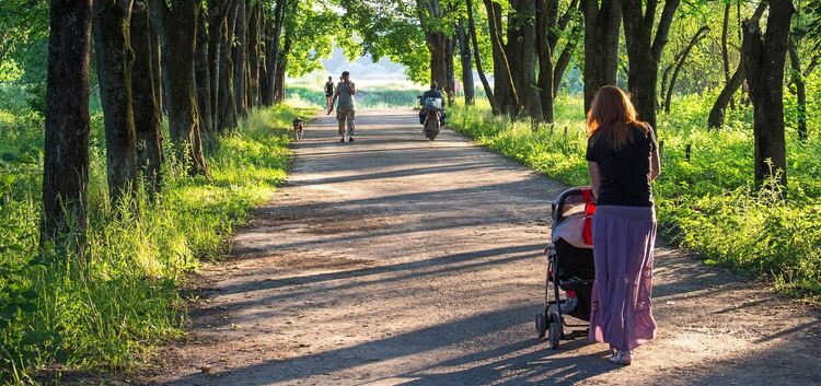 Manchmal hilft es schon, wenn die Ehrenamtlichen mit dem Baby spazierengehen, damit die Eltern etwas Zeit für sich haben.