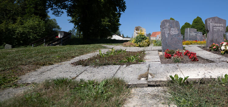 Sanierungsfall: Die Steinplatten an einigen Grabfeldern auf dem Friedhof bilden gefährliche Stolperfallen.Foto: Carsten Riedl