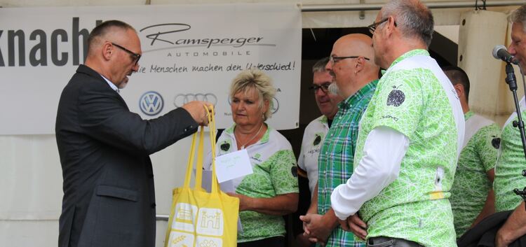 Günter Riemer ehrt die Mitglieder des „Hepfel goes green“-Teams.Foto: Cornelia Wahl