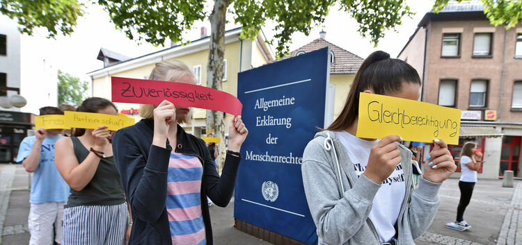Flash Mob mit Schülern des LUG, Kunstprojekt, am Postplatz vor dem Monument für Menschenrechte