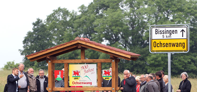 Bürgermeister Musolf (links) bei der offiziellen Übergabe der schmucken Ortstafeln.Foto: Jean-Luc Jacques