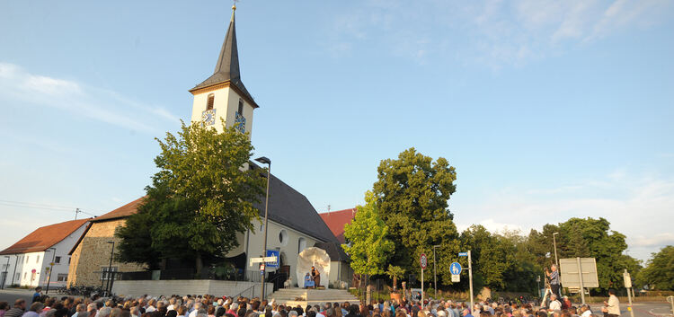 Freilichttheater "Jakob" auf den Stufen der ev. Petruskirche Jesingen zugunsten der Flutopfer in Sachsen-Anhalt