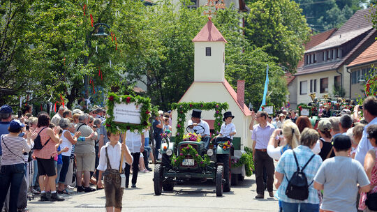 900-Jahr-Feier: Auch nach dem Festumzug bleibt in Ochsenwang die Kirche im Dorf.Foto: Markus Brändli