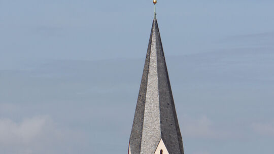 Seit den 80er-Jahren bietet der Kirchturm der Sankt Georgskirche alljährlich Turmfalken einen Unterschlupf für die Brutzeit.Foto