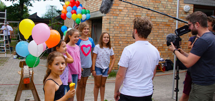 Großer Auftritt - Schülerinnen beim Fernseh-Interview zum neuen Bauwagen. Foto: Thomas Krytzner