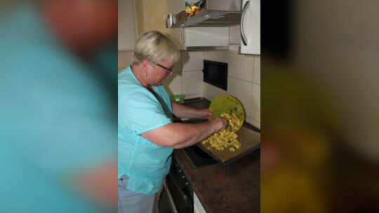 Helga Jauß gibt die mit Öl verfeinerten Kartoffeln auf ein Backblech.Fotos: Helga Wahl Helga Jauß gibt die mit Öl verfeinerten Kartoffeln auf ein Backblech.Fotos: Helga Wahl