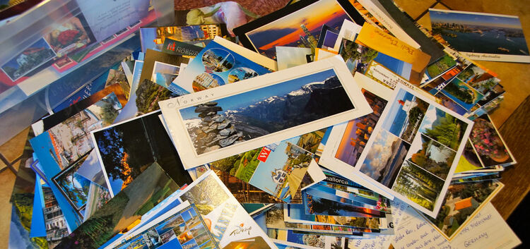 Nach dem Aufruf bei Facebook trafen täglich über 100 Postkarten und Briefe ein.