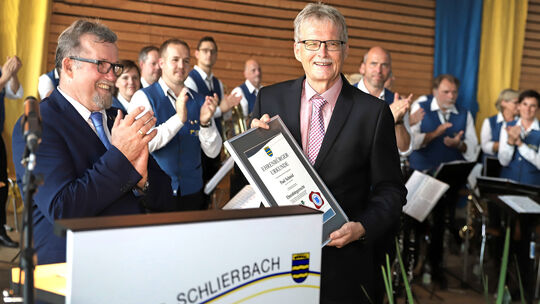 Kurt Moll überreicht dem scheidenden Bürgermeister Paul Schmid die Ehrenbürger-Urkunde.Fotos: Jean-Luc Jacques Kurt Moll überreicht dem scheidenden Bürgermeister Paul Schmid die Ehrenbürger-Urkunde.Fotos: Jean-Luc Jacques