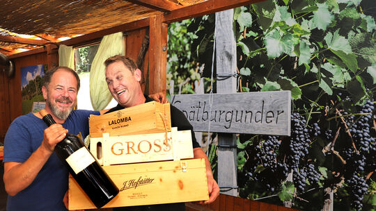Der Trend geht zu kühlem Wein aus großen Flaschen. Das sagen die Weindorf-Wirte Michael Holz (links) und Robert Ruthenberg vorau