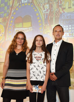 Die junge Künstlerin Marina ­Sajfert (Mitte) bei der Preisverleihung.Foto: pr