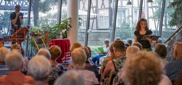 Das Publikum in der Kirchheimer Stadtbücherei bekam von Luise Wunderlich und Bernd Settelmeyer einen bunten und reichen Blumenst