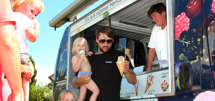 Mmh, ist das lecker! Kinder und Erwachsene freuen sich gleichermaßen, wenn Mauro Revelant mit seiner mobilen Eisdiele kommt.Foto