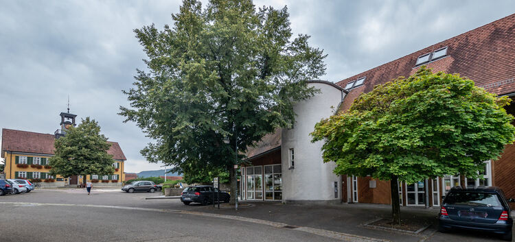 Im einstigen Notariatsgebäude (rechts) ist künftig die Mensa für die Grundschüler untergebracht.  Foto: Carsten Riedl
