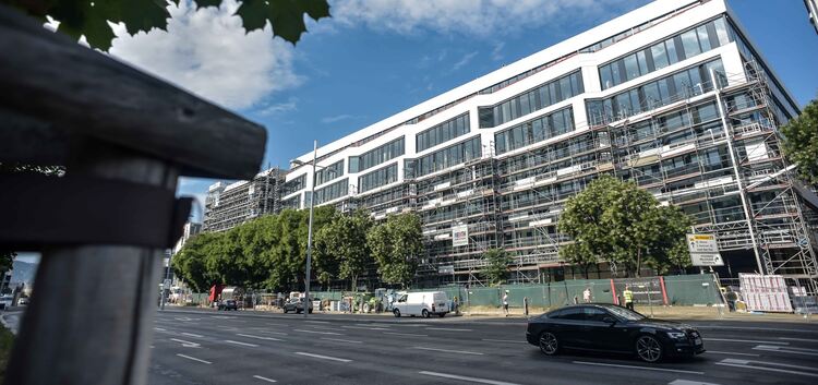 In diesem eingerüsteten Gebäude in Stuttgart will Scientology angeblich sein Hauptquartier einrichten.Foto: Lichtburg/Max Kovale