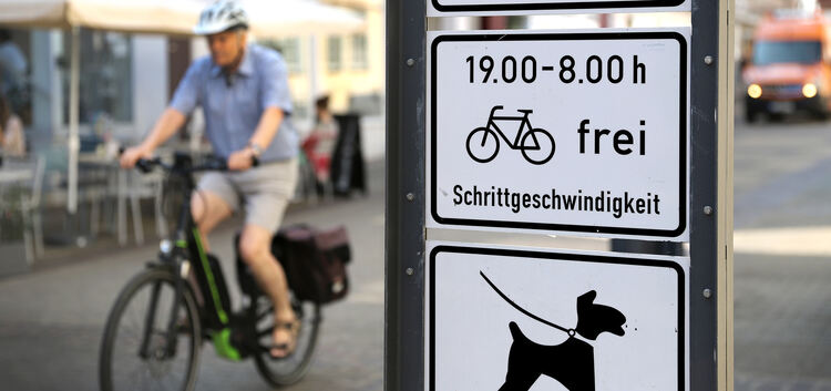 Bei genauerem Hinsehen zeigt sich: Fahrradfahren ist in der Kirchheimer Fußgängerzone nur zwischen 19 Uhr abends und 8 Uhr morge