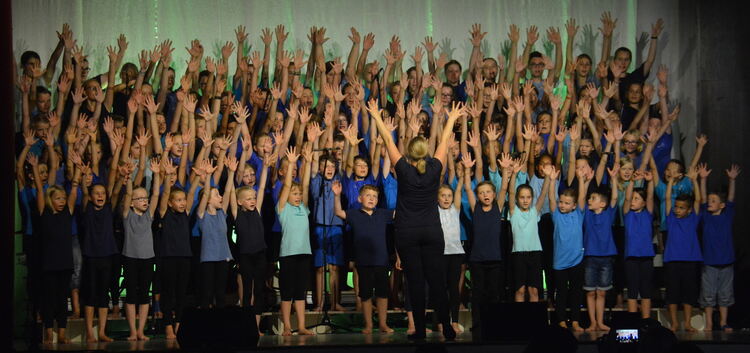 Veranstaltet von CVJM und Christusbund, studierten 95 Kinder und Jugendliche unter der Leitung von Sabine Scheufele das Musical