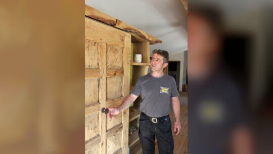Holz so weit das Auge reicht: Uli Hepperle weiß, wie man mit welcher Holzart arbeiten muss.Fotos: Cornelia Wahl Holz so weit das Auge reicht: Uli Hepperle weiß, wie man mit welcher Holzart arbeiten muss.Fotos: Cornelia Wahl