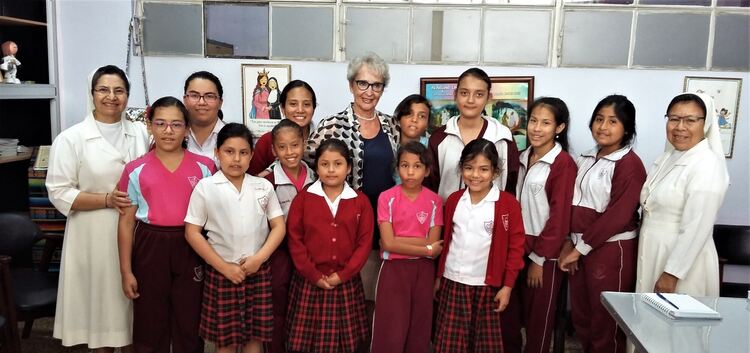 Ursula Hauser, Ehrenvorsitzende des Vereins „Hilfe für Guasmo“, mit Ordensschwestern der Schule Colegio Mazarello und Schülerinn