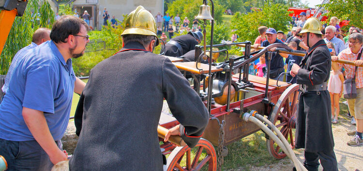 Die Besucher durften der historischen Feuerwehr beim Wasserpumpen helfen. Nur unter großer Kraftanstrengung hieß es dann: "Wasse
