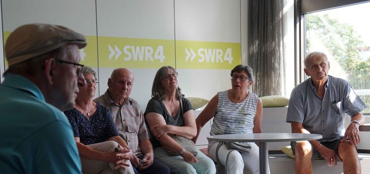 Die Weilheimer Ü¿60-Gruppe diskutiert in den Räumen von SWR¿4 mit Mitarbeitenden.Foto: pr