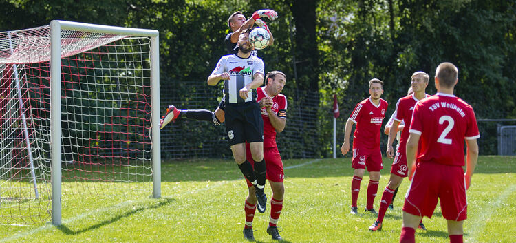 Für die Oberlenninger war das Abwehrbollwerk des TSV Weilheim II kaum zu überwinden.Foto: Mirko Lehnen