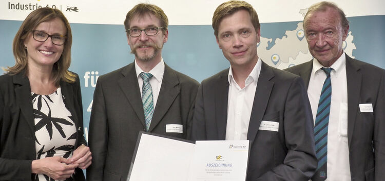 Auszeichnung für die Lehner GmbH und für Kirchheim als „Ort für Industrie 4.0“: Das Bild zeigt Wirtschaftsstaatssekretärin Katri