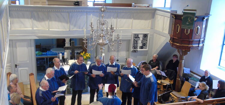 Der Projektchor „Männer von der Alb“ unter der Leitung von Stefan Lipka sang - ganz nach der historischen Einteilung Schopflochs