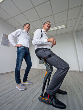 Lars Schilling weist Andreas Schwarz in den Umgang mit dem Chairless Chair ein.  Foto: Markus Brändli