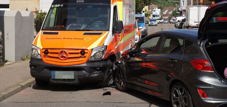 28.8.18/13.48 Uhr, Verkehrsunfall in Kirchheim/Teck, Paradiesstrasse, Pkw stoesst mit RTW zusammen