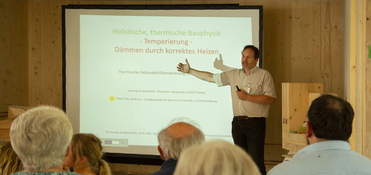 Der aus Nabern stammende Ulrich Gölz hält im Holzhaus von Felix Breckel in Dettingen einen Vortrag über alternative Heizmethoden