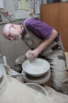 Jürgen Kretschmar in seiner Werkstatt in Balzholz: Vor beinahe 40 Jahren legte er seine Gesellenprüfung als Keramiker ab. Das Ma