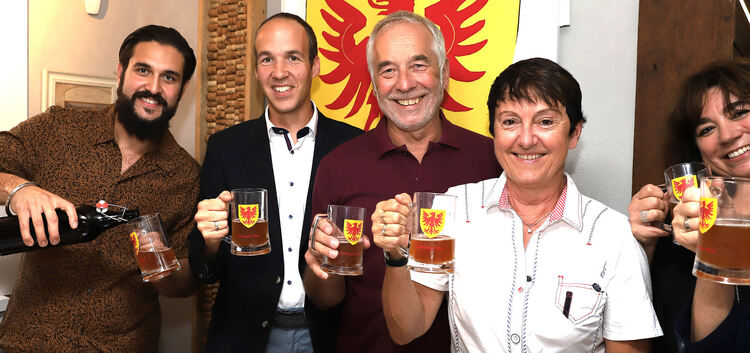 Das Weilheimer Bier im Test: Daniel Singh lässt Bürgermeister Johannes Züfle und die Gemeinderäte Rainer Bauer und Gerda Schrägl