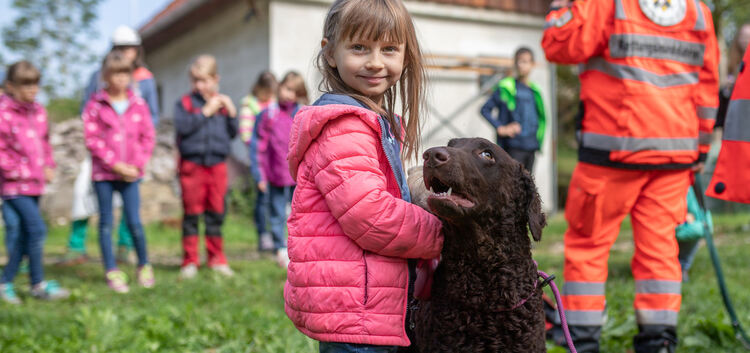 Sofepro Schlierbach: Kinder besuchen die Rettungshundestaffel