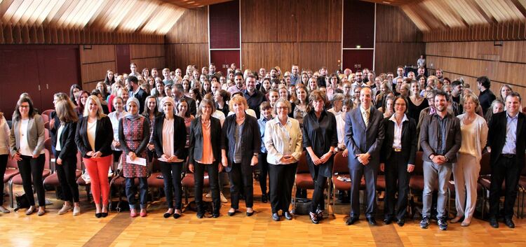 147 neue Lehrer sehen in der Limburghalle dem Einstieg ins Berufsleben entgegen.Foto: Sabrina Kreuzer