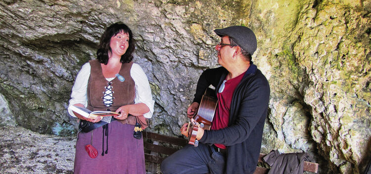 Erzählungen mit musikalischer Untermalung: Sandra Linsenmayer und Luis Arrelano in der Gutenberger Höhle.Foto: Hans-Günther Drie