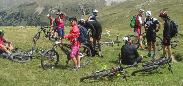 Am Ende diesen Jahres wird Harald Meissner aus Wiesensteig (unten) sechs Mal mit dem Rad über die Alpen gefahren sein. Die Grupp