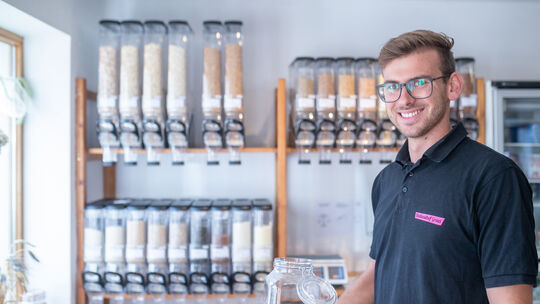 Jonathan Gruel präsentiert die neuen Schütten im Hofladen.Fotos: Carsten Riedl