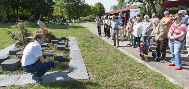 Bürgermeister Johannes Züfle erklärt die unterschiedlichen Bestattungsformen.Foto: Peter Dietrich