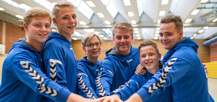 Der Handball lässt sie, sie lassen den Handball nicht mehr los: Die Hamann-Familie. Von links: Lars, Michel, Uwe, Claudia, Tim u