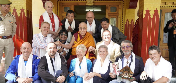 Der Dalai Lama (Mitte) hält die Zahnärzte Rainer Roos (rechts) und Thomas Kik beim Einweihungsfest an den Händen.  Fotos: oh/Bul
