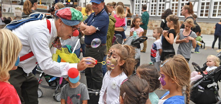 Weltkindertag, Aktionstag für Kinder auf dem Marktplatz mit Spielen und Basteln