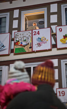 Adventskalender am rathaus wird das erste Türchen gegöffnet, frau Holle liest vor, Kinder, Advent,