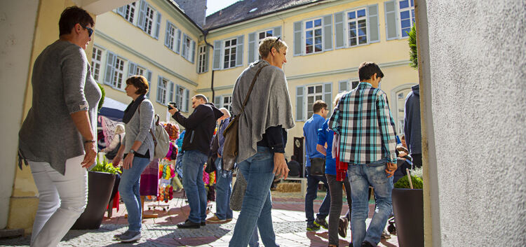Rund ums Kirchheimer Schloss spielte sich am Wochenende der Wollmarkt ab. Beim historischen Karussell im Marstallgarten hingen d