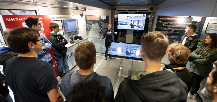 Viel Hightech: Die Schüler ließen sich im Inneren des „Discover-Industry-Trucks“ schnell von Industrie 4.0 begeistern. Foto: Car