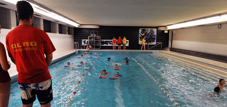 Schwimmunterricht im Lehrbad Weilheim. Die Wartelisten für außerschulische Schwimmkurse im Landkreis sind lang.Foto: Markus Brän