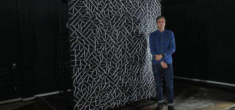 Computerkunst: Künstler Ralf Baecker beschäftigt sich intensiv mit Technologie. Damit die Installation besonders gut zur Geltung
